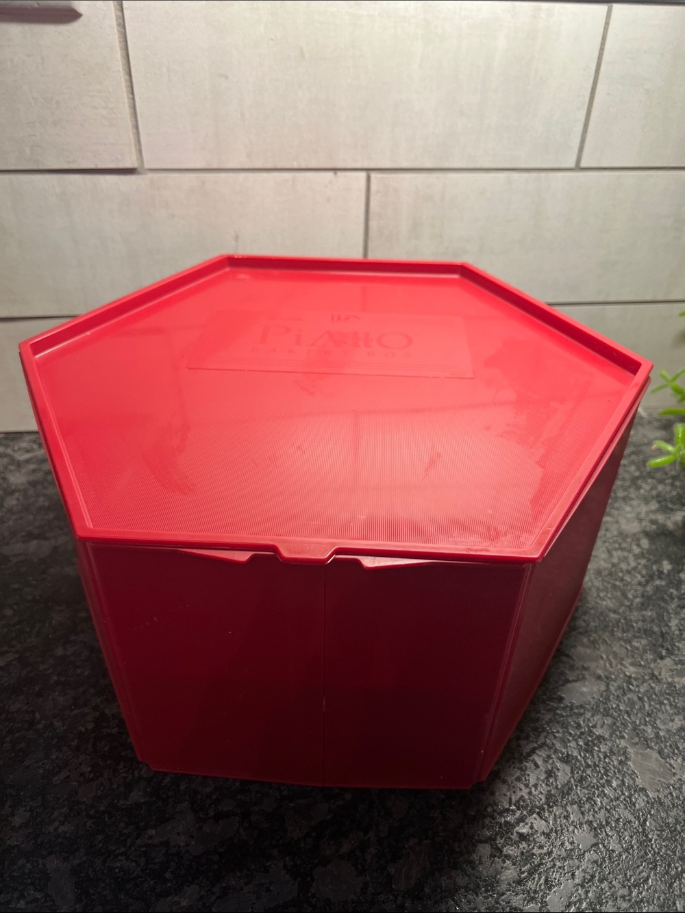 Piatto Bakery Box Red Hexagonal. Folds flat for storage. Shelf inside too!!